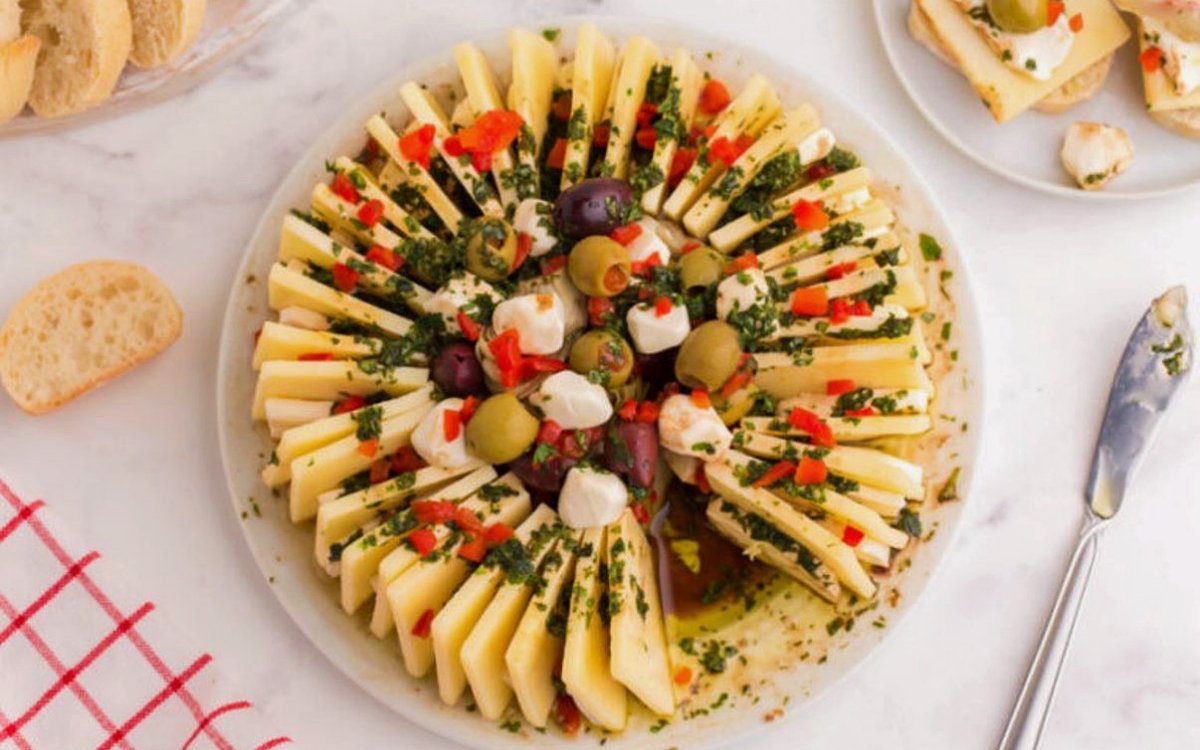 Багет с сыром и оливками